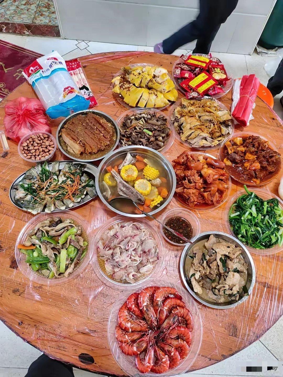 今天回老家喝喜酒，看这桌菜大家能猜出是哪里的吗？有人说是广东的，有人说是四川的，