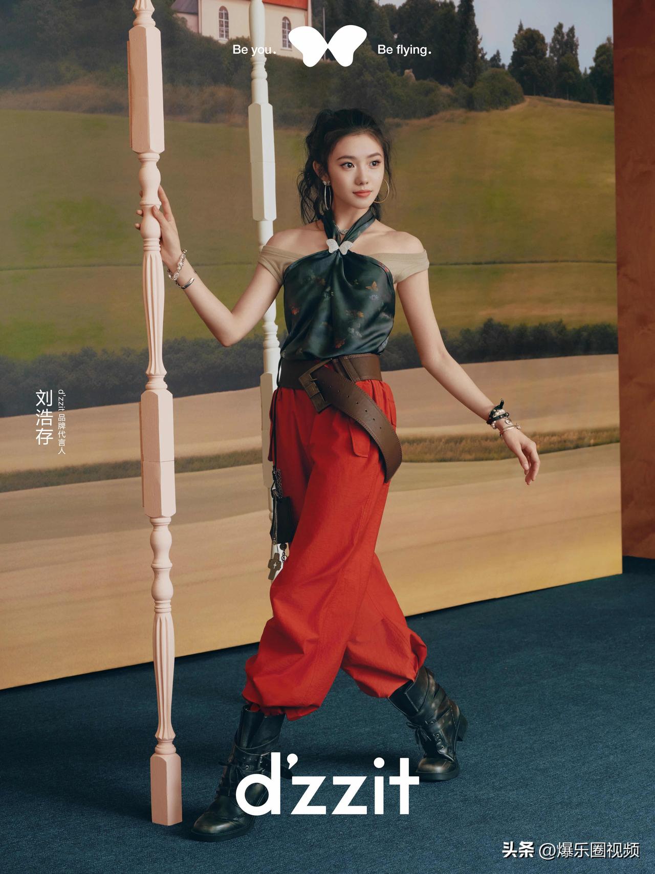 ❤️刘浩存这组造型真的太会了！
油画背景下，红黑撞色+宽腰封+甜酷靴款，把少女的