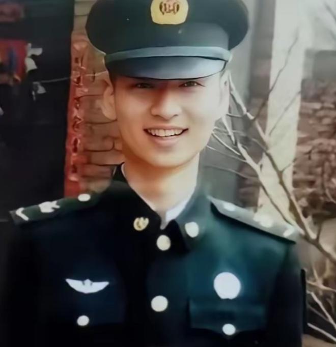 2020 年，24 岁的儿子不幸牺牲，母亲在整理他的遗物时，发现了一位女孩的照片
