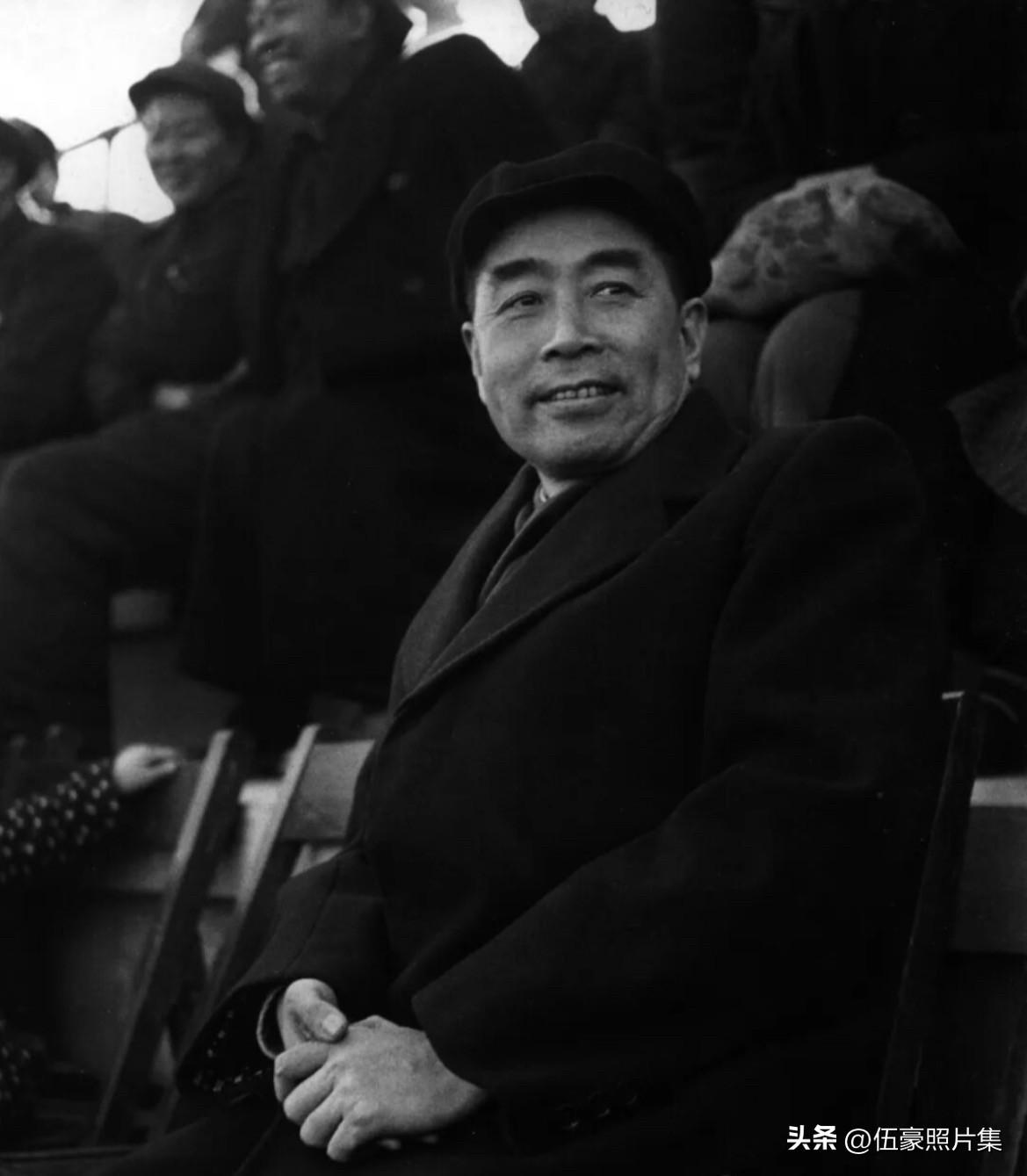 1951年，周恩来在先农坛体育场看球赛的老照片，面带微笑，很是放松。先农坛体育场