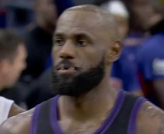 真老了！詹姆斯41岁生日战17中6 下半场8中1三不沾+空篮不进 北京时间12月