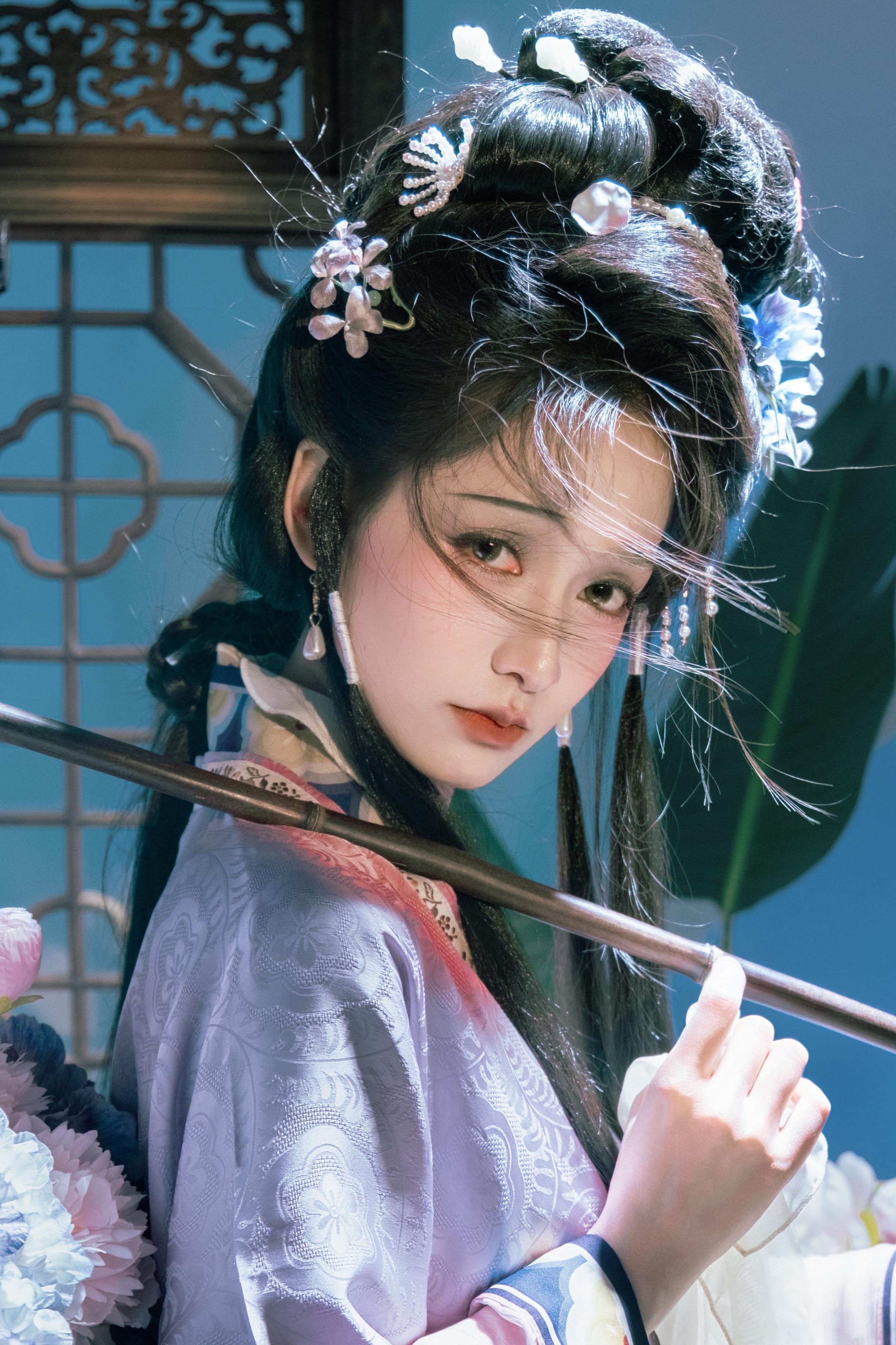 玉带林中挂，金簪雪里埋。