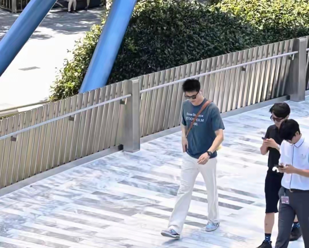 孙杨迪士尼被偶遇，本人个子高挺拔，个高背个黄色大包，真的很帅啊 