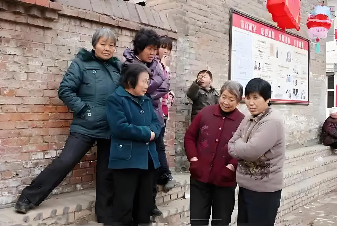 身居凡尘是非多，
休听他人乱口舌，
想开看淡莫在意，
………？

上联：趣论村中