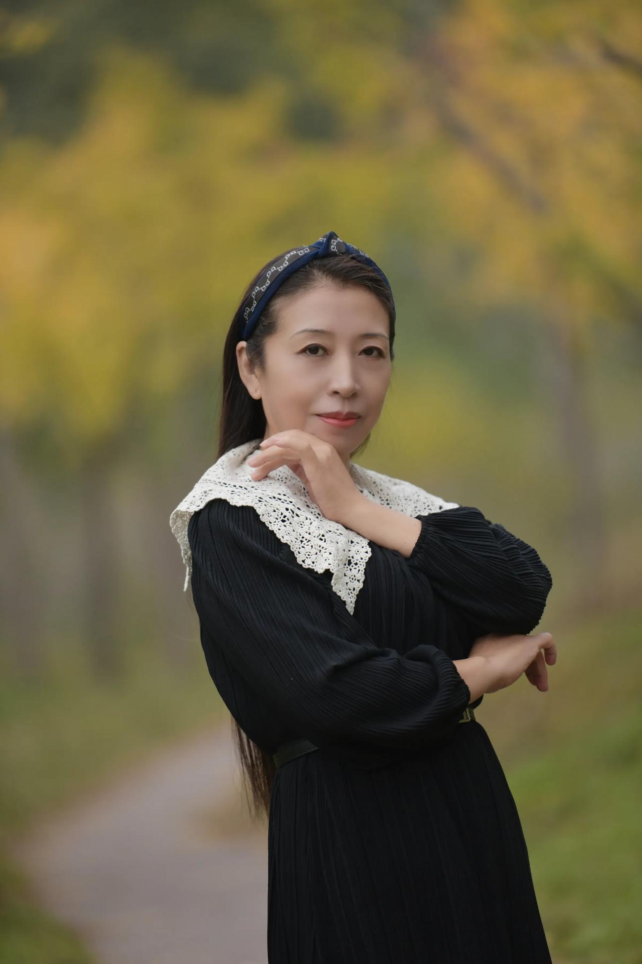初冬时节，银杏树叶，已经变成金黄色的了，拍摄于南湖公园！#银杏树之秋# #拍照成