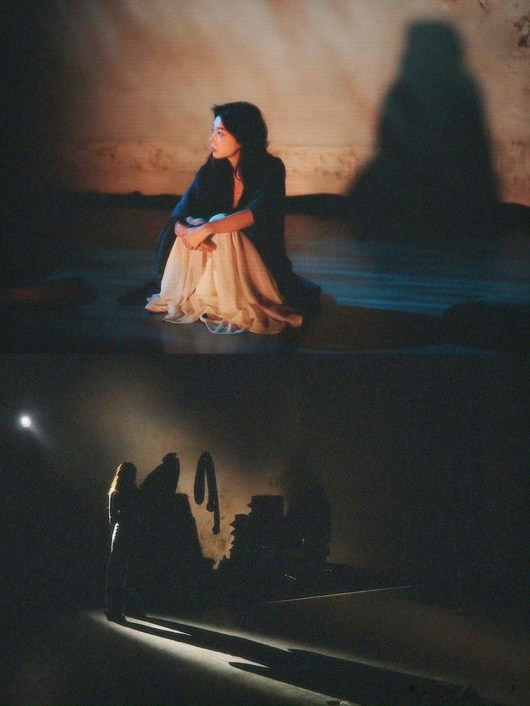 易梦玲 师生恋易梦玲内心os：好像捅了马蜂窝 最近关于她的爆料就没断过 这么古早