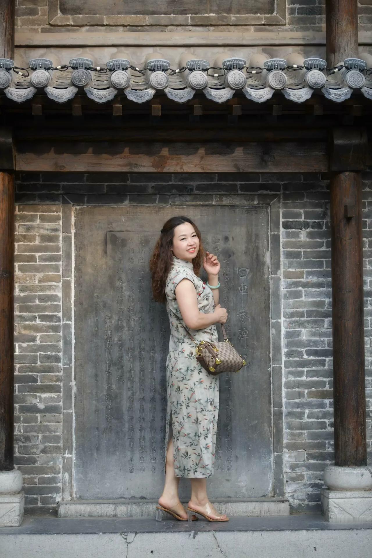 旗袍秀，拍摄于老城串城街！#旗袍小镇留影# #古巷倩影# #凤来巷约拍# #旗袍