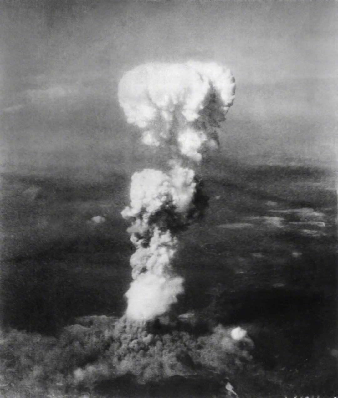 1945年8月6日，一颗原子弹在日本广岛上空爆炸。爆炸瞬间摧毁了大片城区，最终约