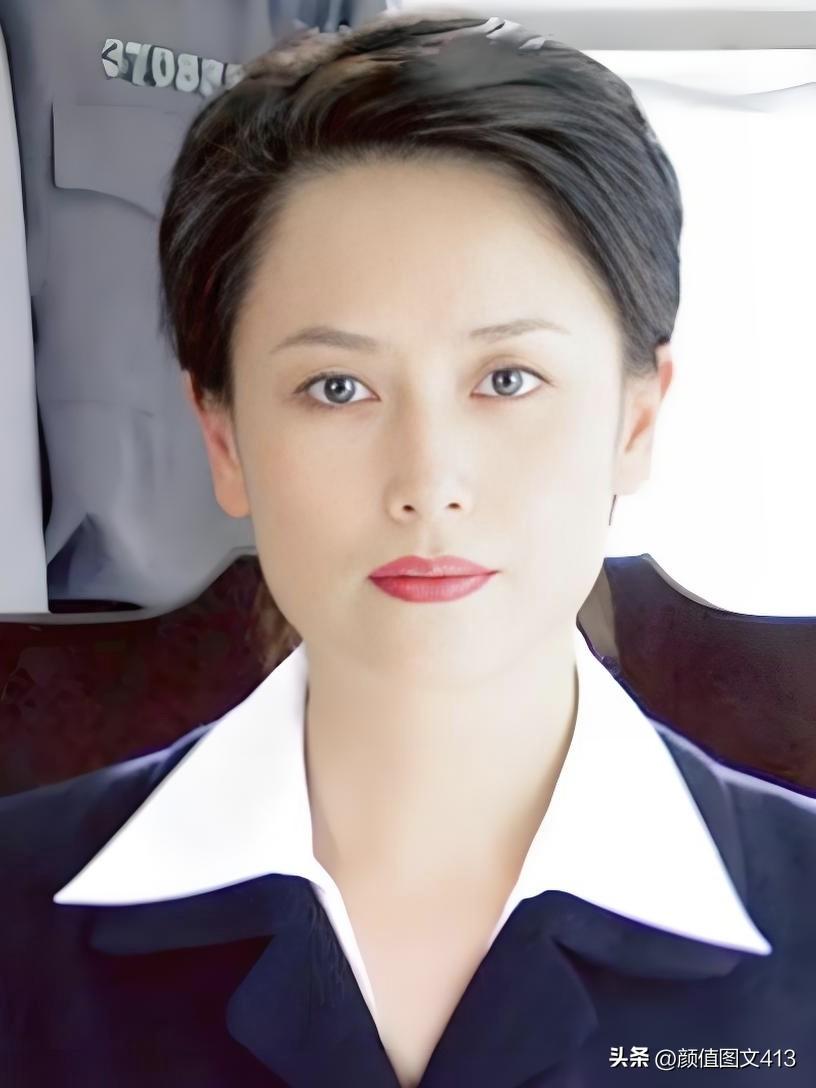 左翎，气质如兰，眉眼间尽是东方韵味。一颦一笑，温婉中透着坚韧，是时光里永不褪色的