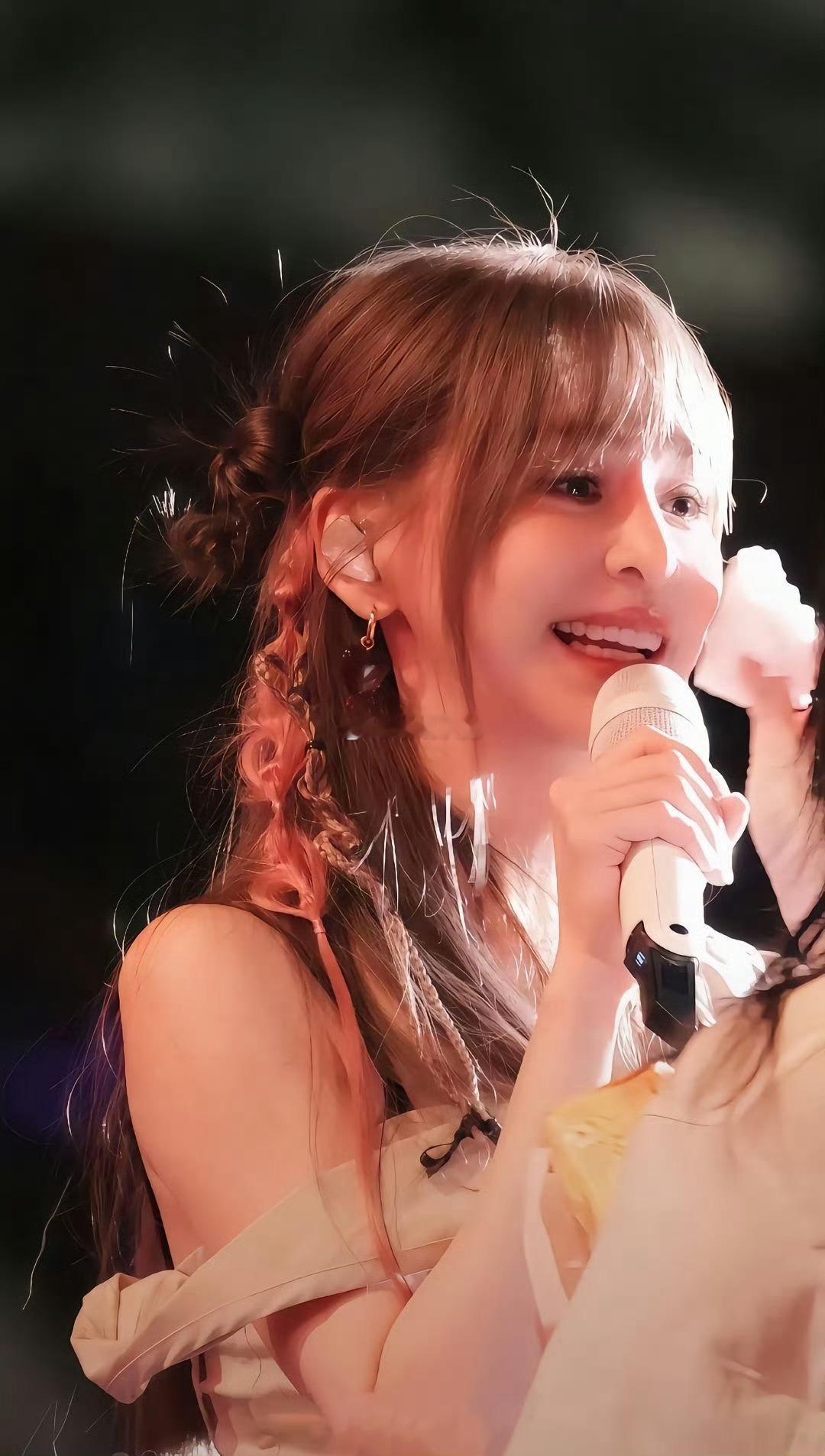 王心凌轻松拿捏甜美风 王心凌扮作花仙子的造型也太绝了吧！飘逸的裙摆随风轻扬，甜美