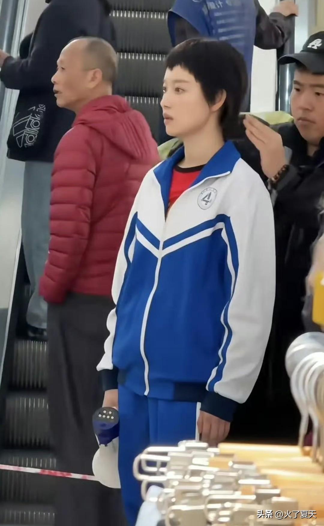 倪妮成都拍戏被偶遇！短发校服造型惊艳，校园女神照进现实。