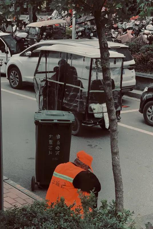 我超认同“每个人都不容易”这说法。生活就像一场没有硝烟的战争，谁都有自己的难处。