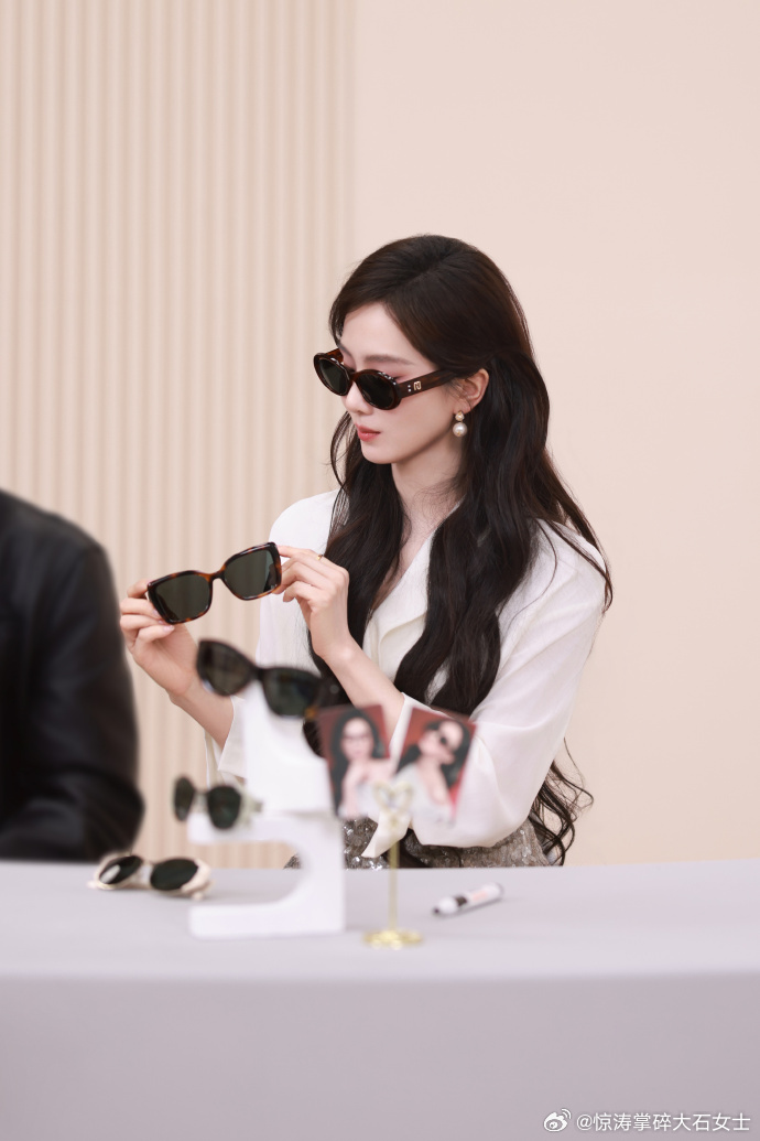 刘诗诗雅致成诗刘诗诗美貌大放送 流光定格优雅，静影写就诗篇。昨天沉浸式赏颜，今天