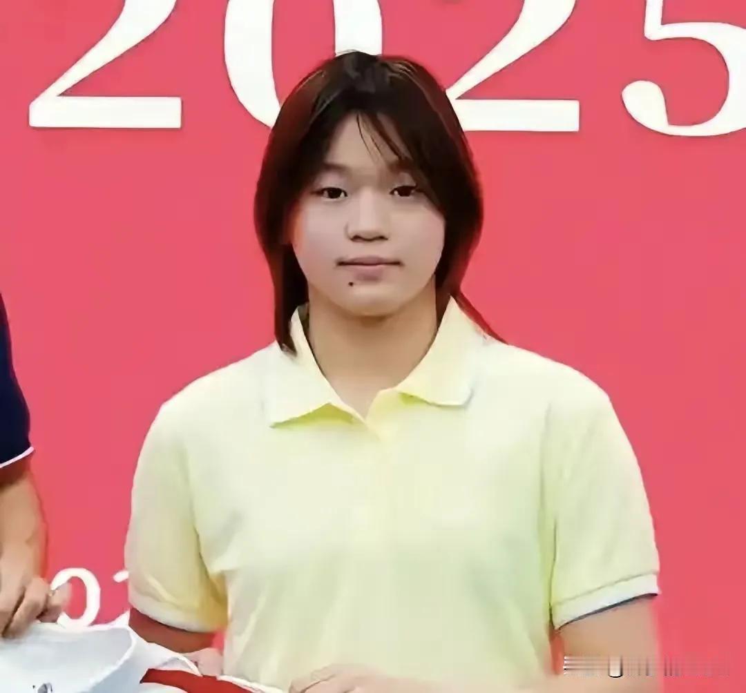 全红婵的大学生身份，缺席了近期的赛事，这与她在暨南大学的课程学习的档期有关。
随
