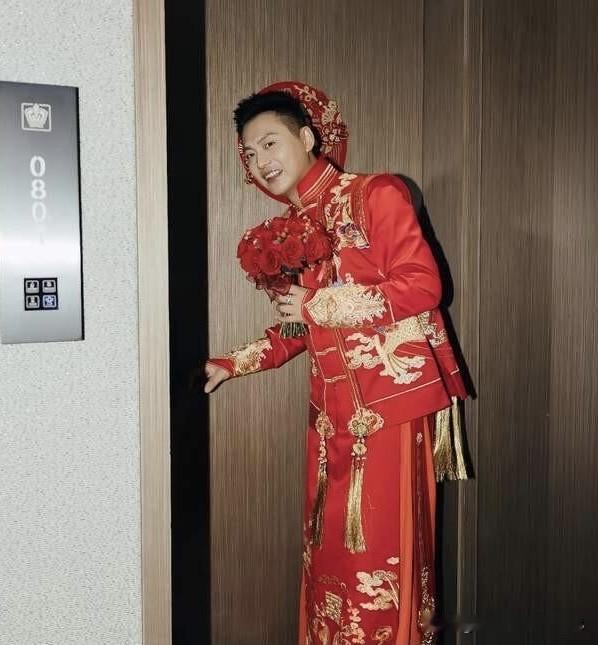 原来演员侯京健的妻子是我们熟悉的主持人李扬威，她长相端庄大气，颜值比徐春妮还要高
