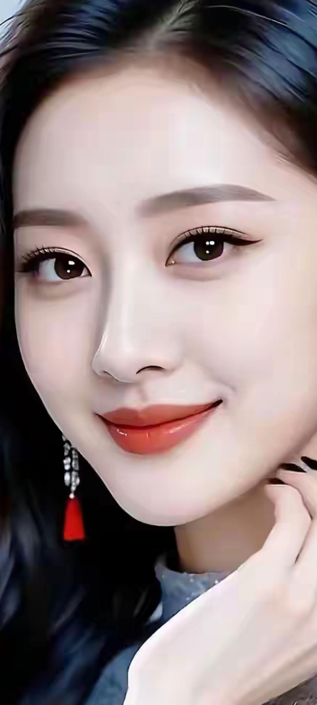 温柔甜美的微笑，红唇轻启，宛如春日里的暖阳。🌸💄✨
