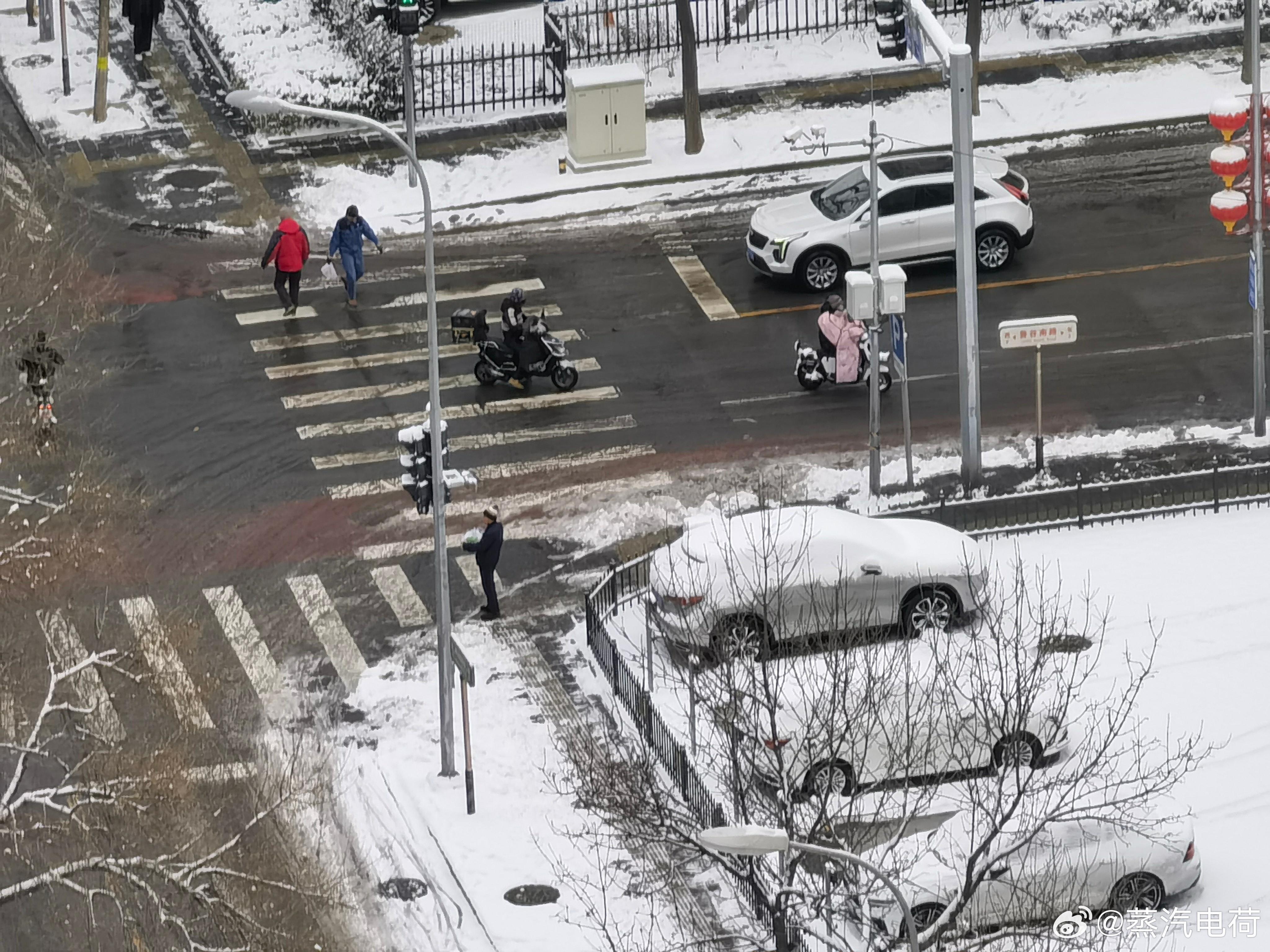 #北京暴雪#这个季节下这么大雪，有些罕见了。好在温度比较高，路面也不会明显结冰。