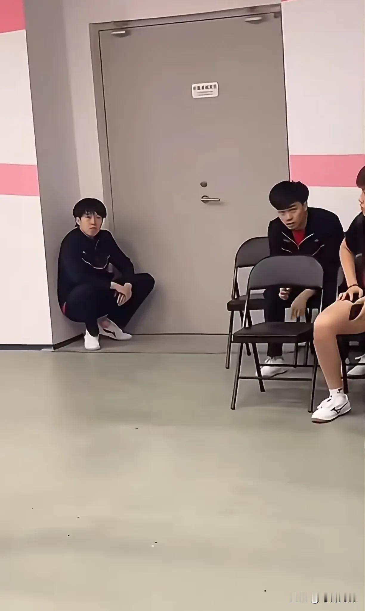 小莎只是去宣个誓而已，不是不要你了[捂脸]
莎莎在宣言，他们运动员在等待入场，她