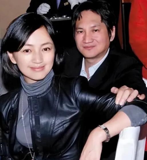 2010年，罗海琼和华谊副总裁费麒结婚。婚礼上费麒突然抢过司仪的话筒，大家以为他