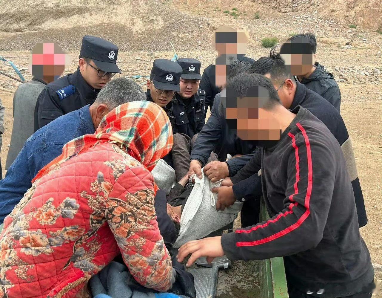 兰州皋兰公安1小时深山救回走失村民 【1小时深山极速营救！兰州皋兰公安深夜找回走