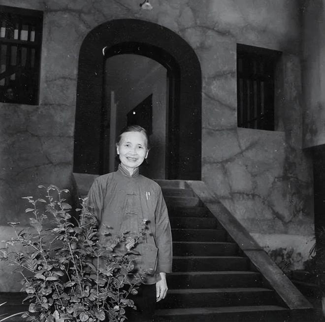 1932年，钱瑛被特务抓捕。突然，她痛苦地哀求：“我肚子疼，必须去厕所！”期间，
