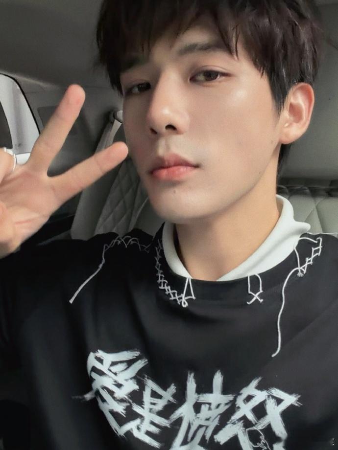 王安宇发重庆话语音被王安宇的语音笑晕山城少年专属语音彩蛋，王安宇用重庆话喊勒是雾