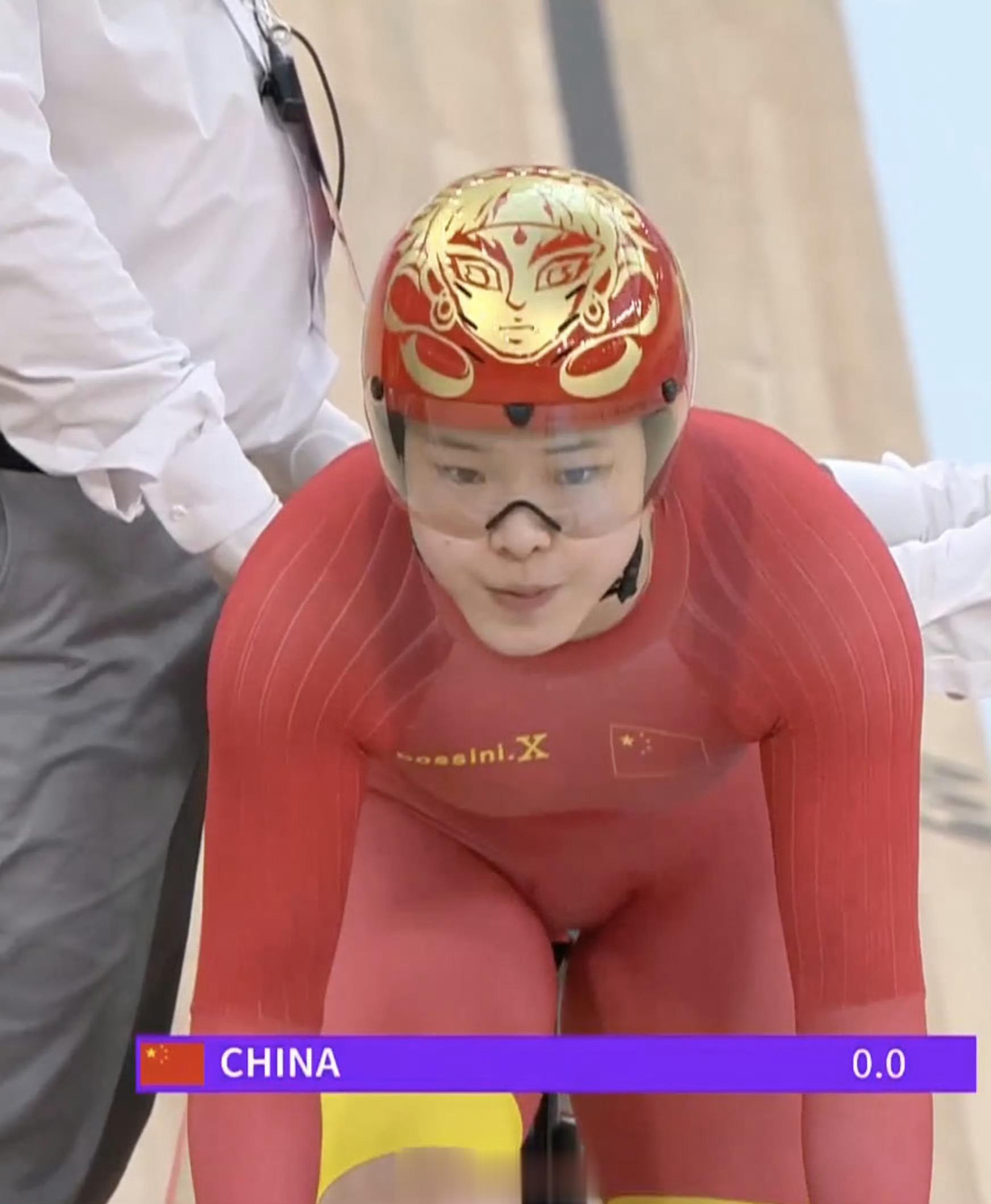 【#中国姑娘戴着哪吒头盔夺金#[威武]】今天，杭州亚运会场地自行车女子团体竞速赛