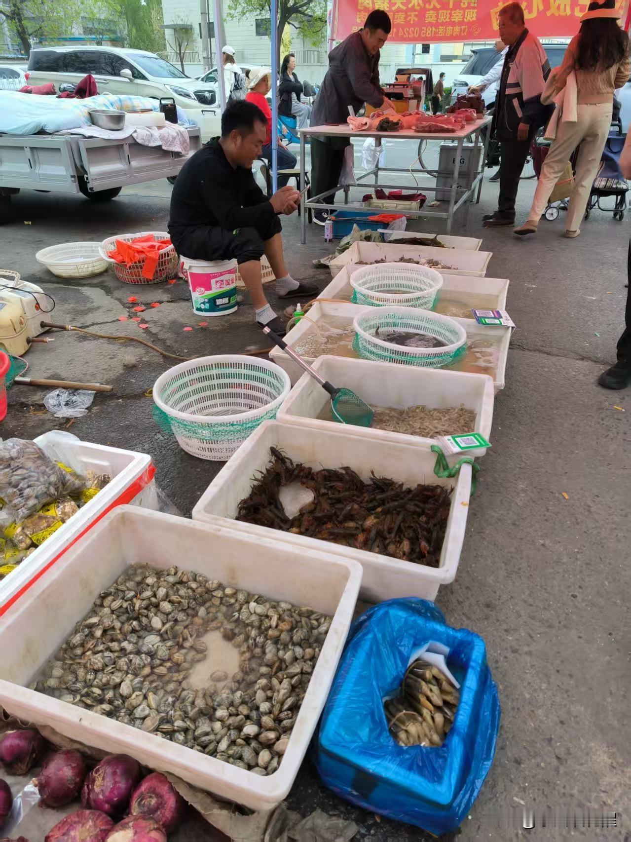 有些日子没逛大集了，昨天去的姚村大集，到那都中午了，人还是特别多。
集上摆摊卖嘛