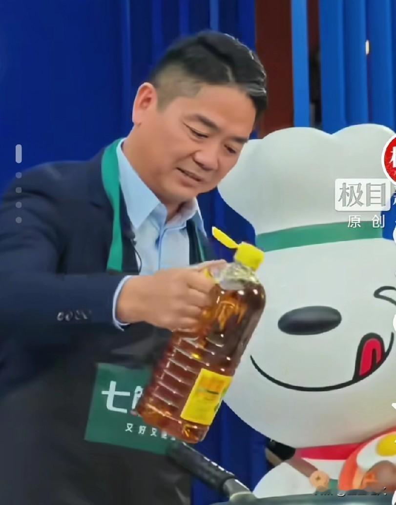 我严重怀疑，
刘强东选择这个时候直播，
根本不是预谋已久，而是临时起意，因为他看
