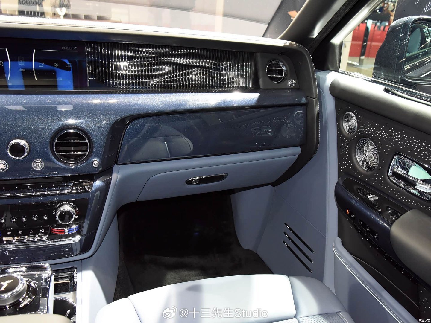 问界m6 有一个很有意思的设计，副驾驶前面做了个展示窗，里面还有小灯，车主可以把