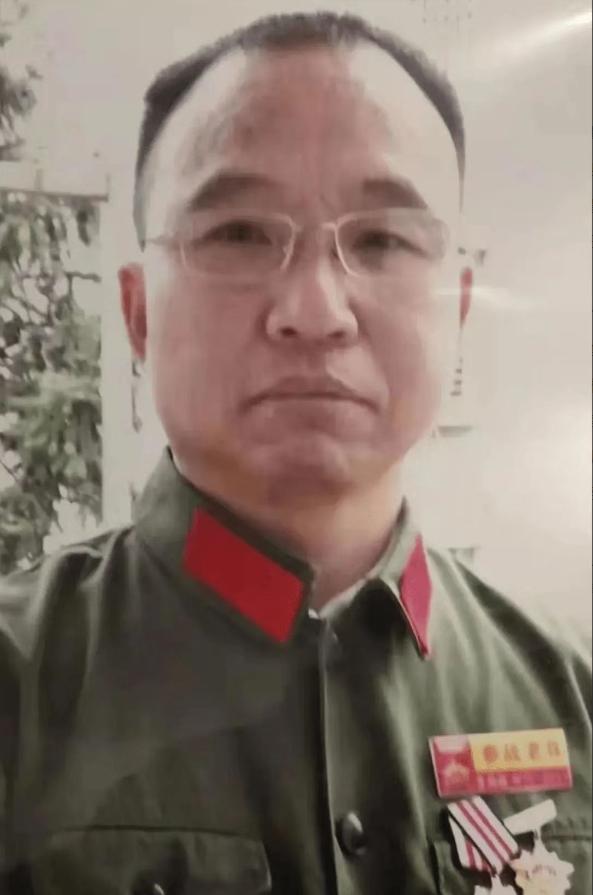 1984年，李陶雄中弹后抢救无效，壮烈牺牲，谁知遗体送往后方安葬时，莫名从车上滑