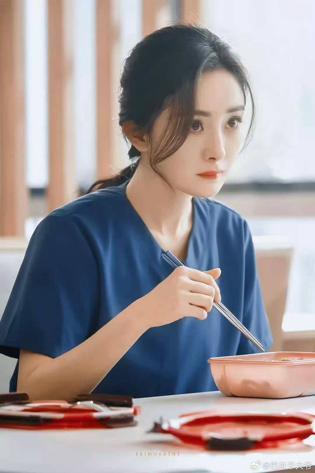 白宇摘下白玉兰送给杨幂 安利所有感兴趣的朋友来看《谢谢你医生》，超级感人的医疗剧