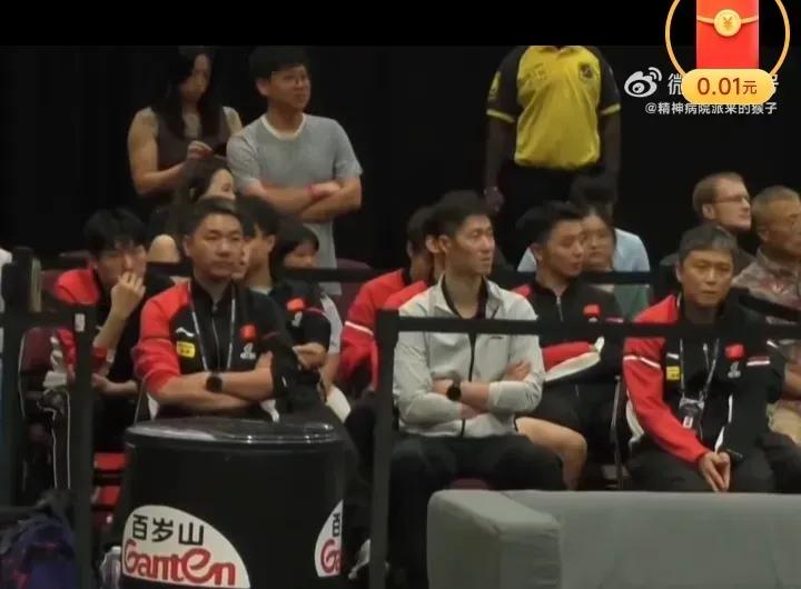 乒协主席王励勤，在今天女队世界第一，第二，一起爆冷输球后，终于和教练们一起观看队