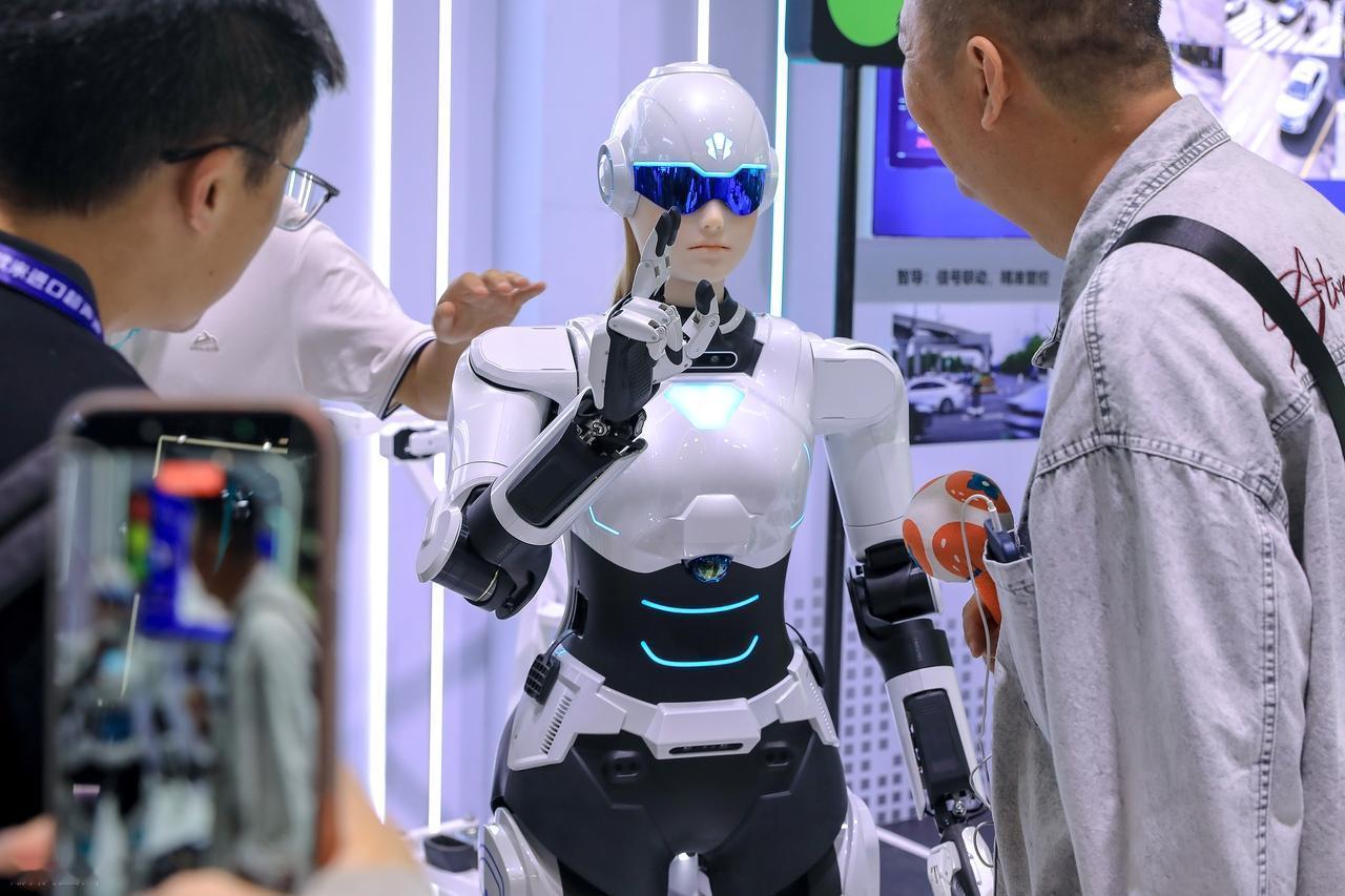 一个硅谷创业者，关掉自己的机器人公司之后，干了两件事。
买了一台宇树 R1，又掏