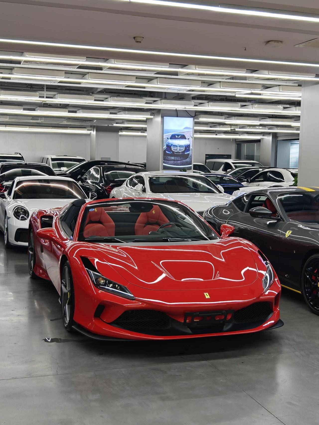 不为炫耀，只为取悦自己.法拉利F8敞篷.14秒开合硬顶，与风相拥。3.9T V8