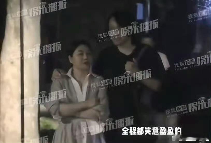 疑似杨天真恋情 从公开表态享受单身，到夜色里挽着爱人缓步闲谈，杨天真的新恋情意外