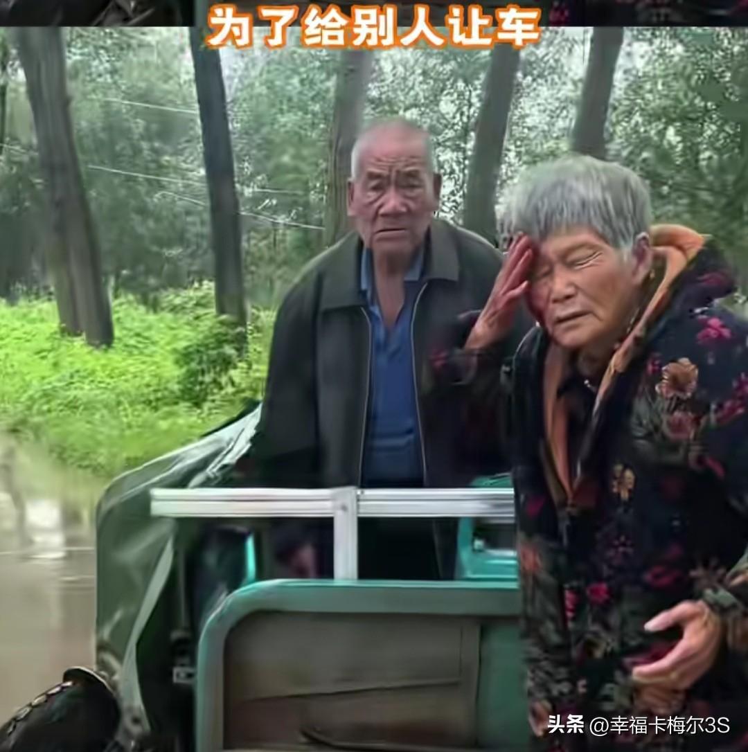 为了给别人让道，老人自己的三轮车侧翻，过路车辆无人停下，奔驰车主的举动让人感动