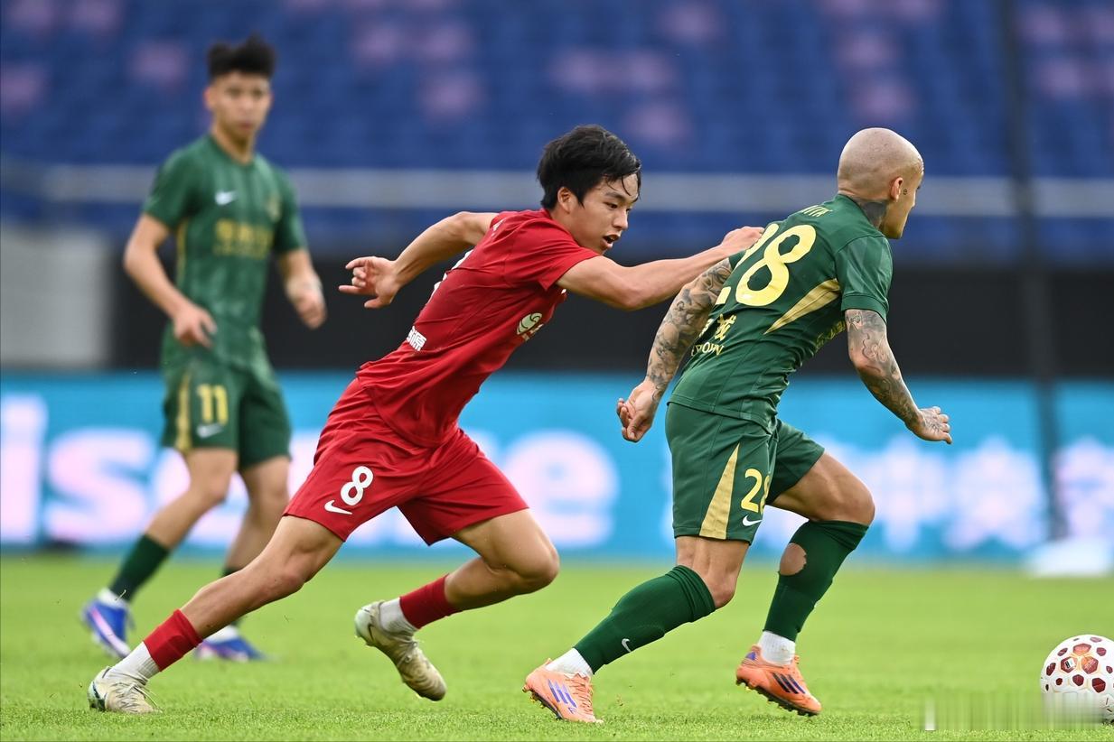 有个梗在流传：李镇全以一己之力干残了浙江队……自从米特里策停赛之后，浙江队的表现