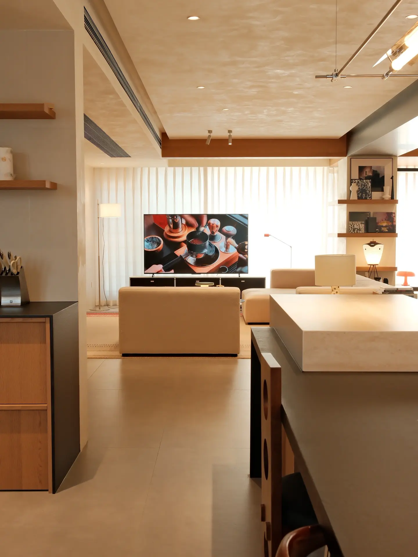 花了60万，170平中古现代混搭装修上岸。一开始就看上了中古现代风格的...