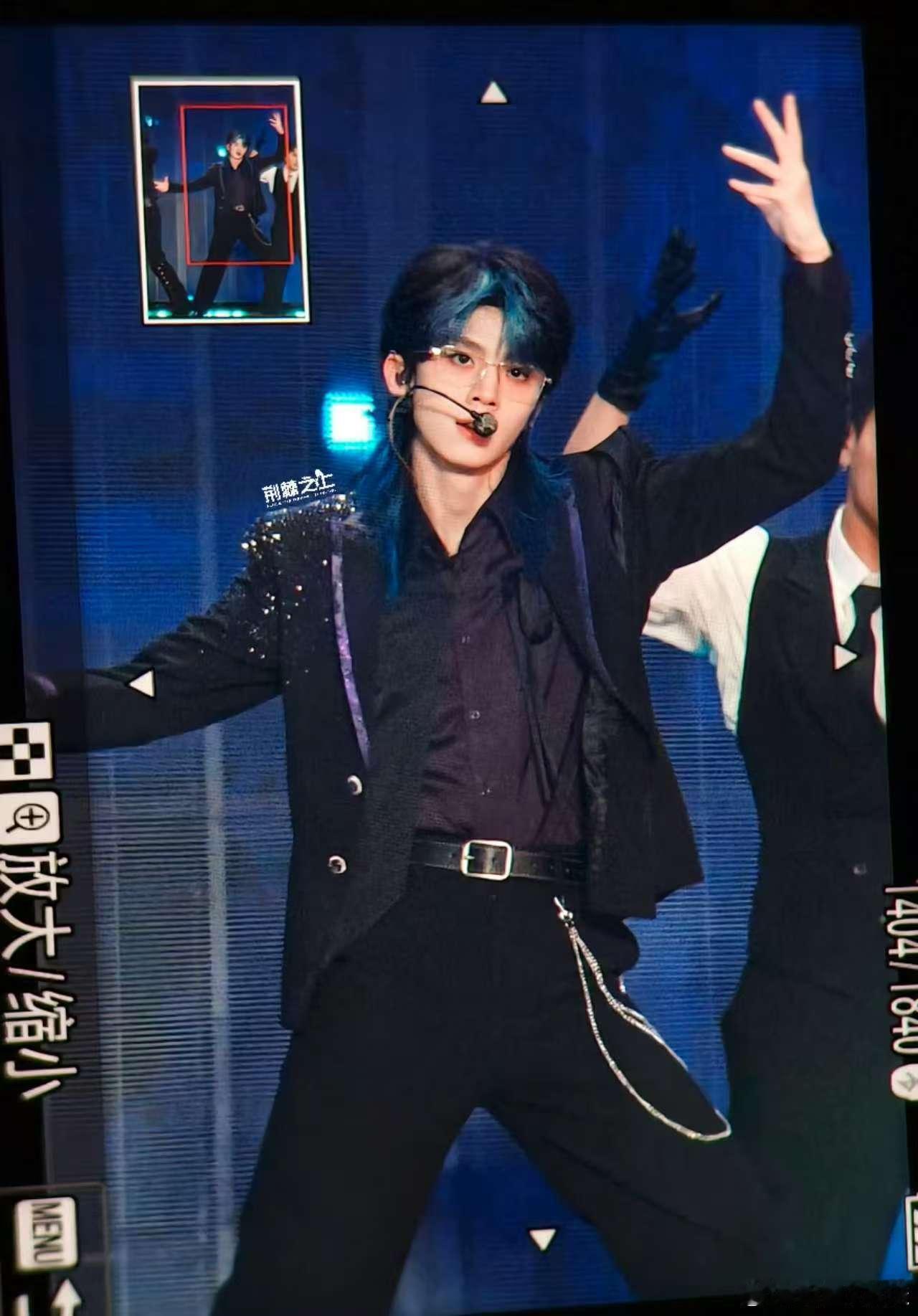 左航戴了眼镜 新音第三天的造型直接封神，狼尾配蓝色挑染又野又酷，一戴上眼镜瞬间切