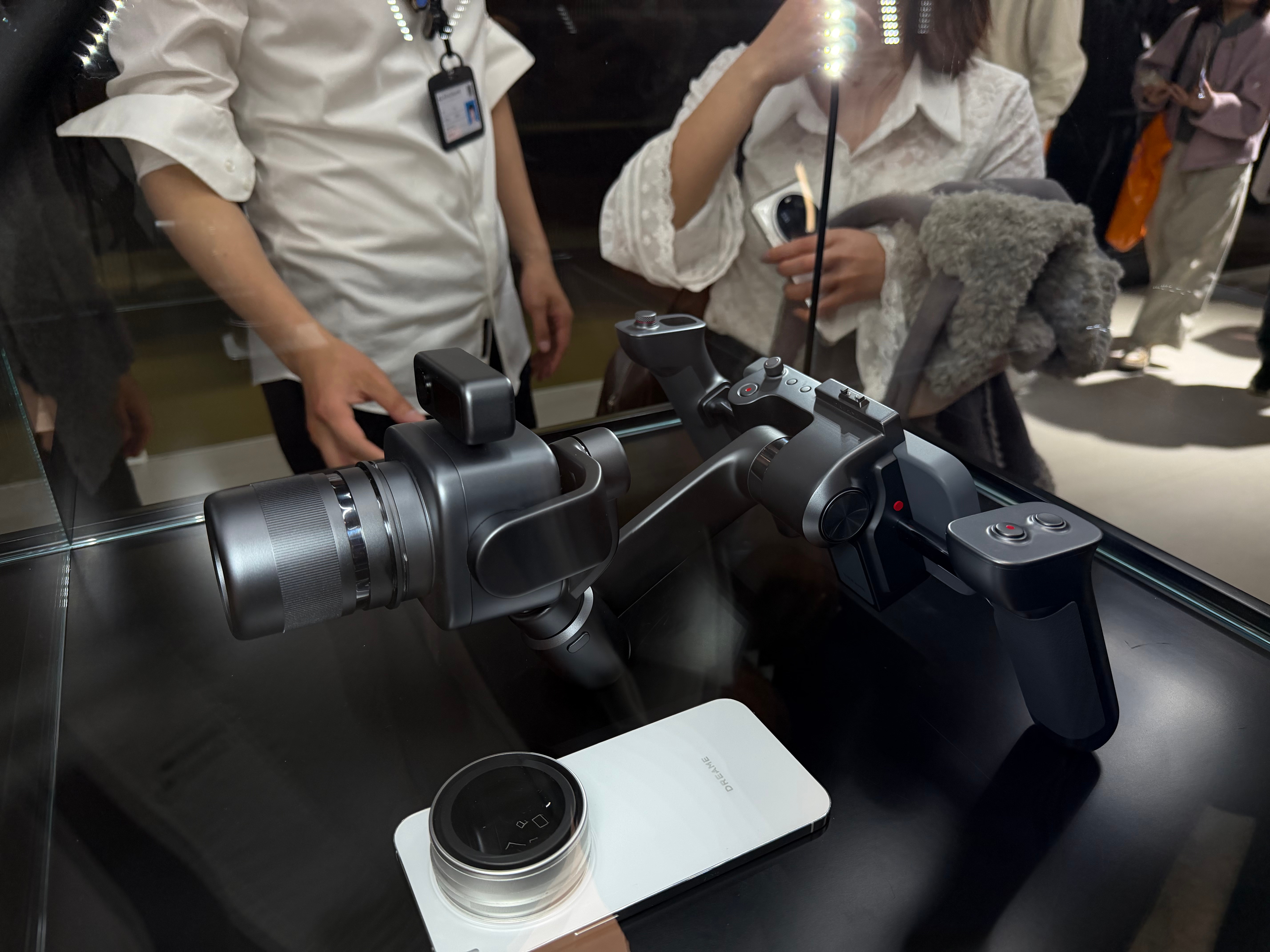 挤爆上海AWE也要摸到的手机 AWE逛展偶遇重磅黑马！追觅AURORA手机全球首