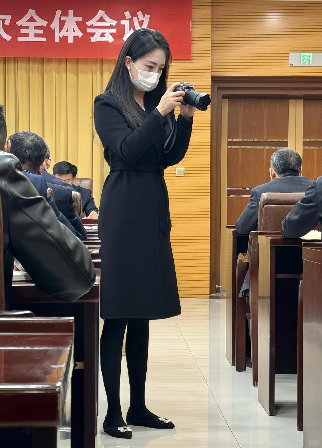 女记者劝大家|少买衣服，多花钱在脸上