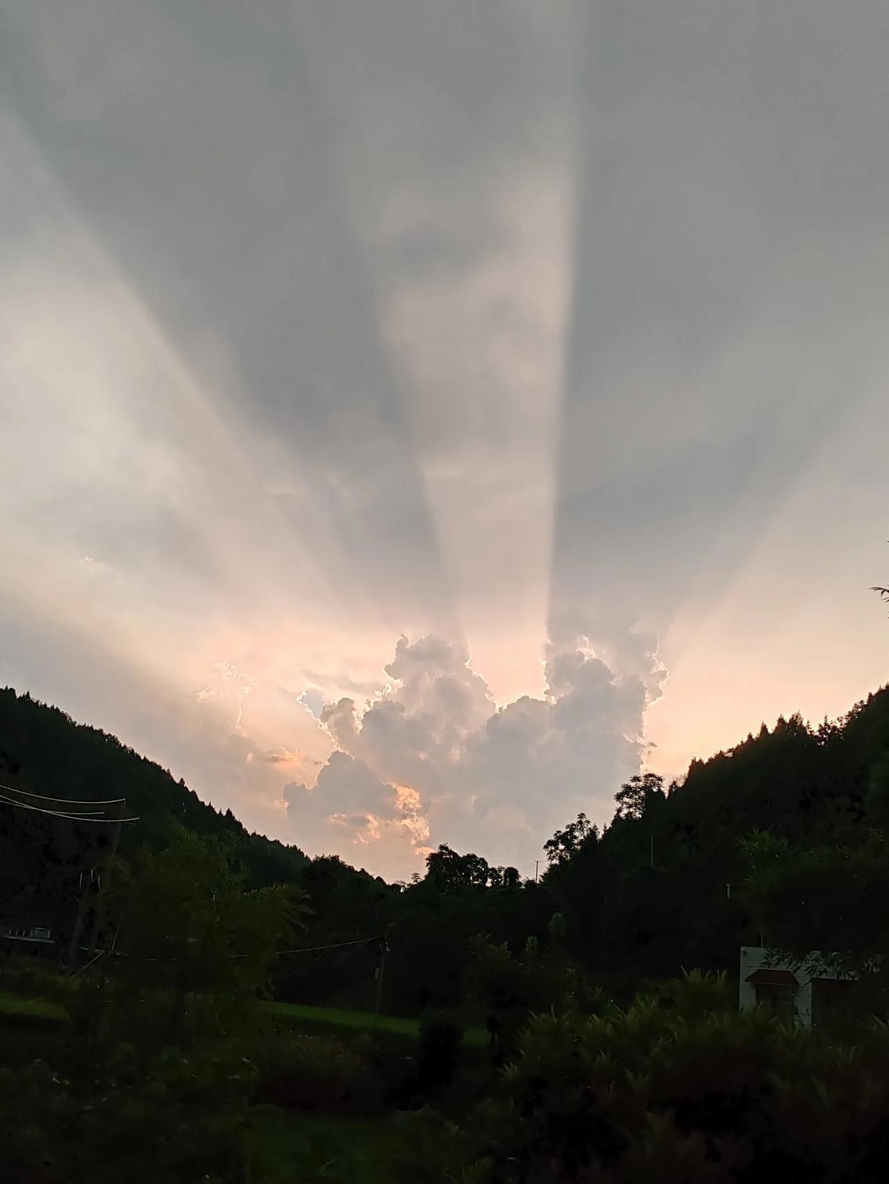 晒图笔记大赛不P不扣不下载，自己随手拍的天空霞光万仗，把你手机头保留的好看的天空