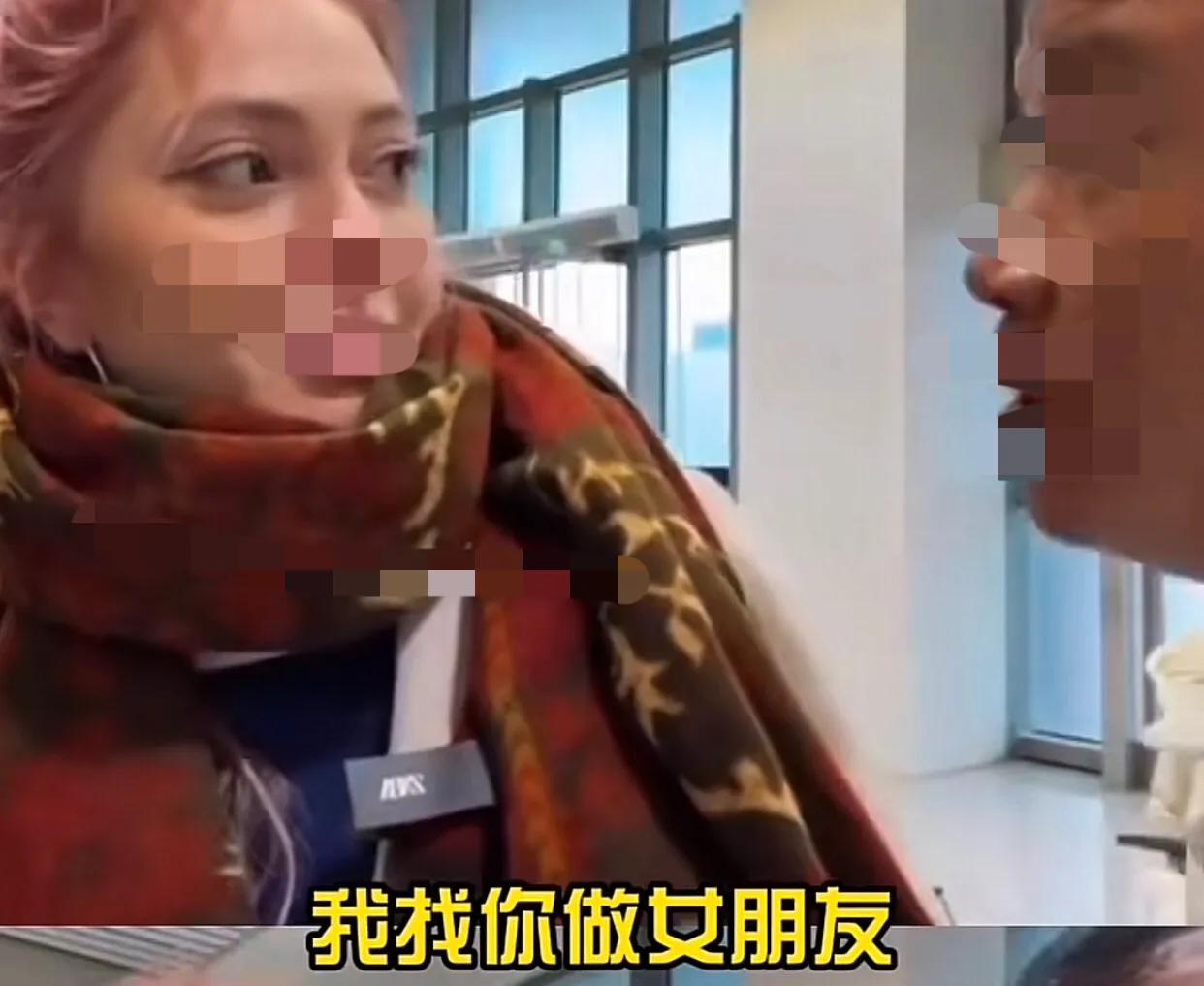 机场内男子骚扰​外国女游客​的视​频流出后，很快引发了全网范围​关注​与批评，不