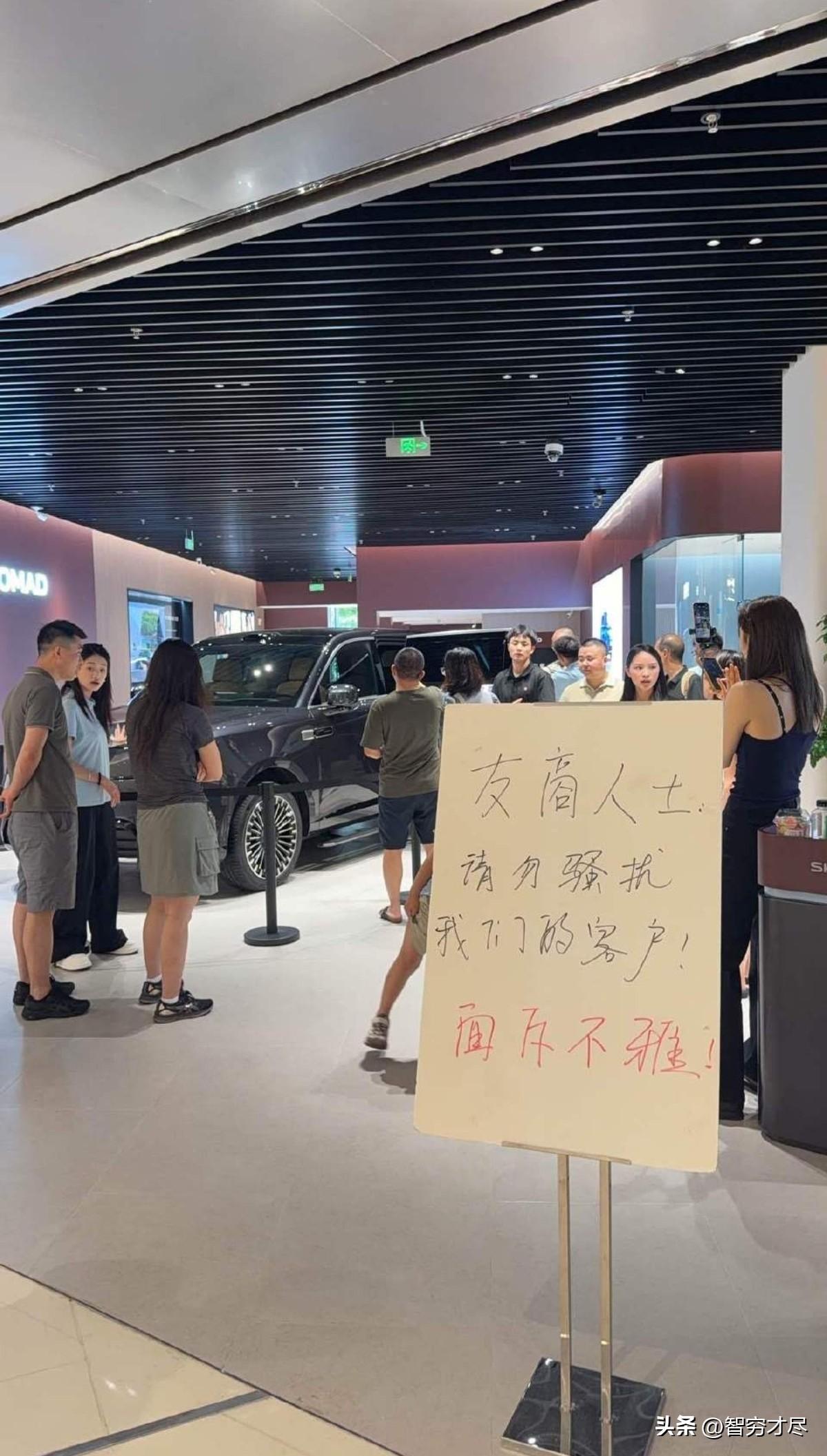 小米澎程店门口立出的指示牌。
这是咋了，莫非友商都开始线下借客户了？
友商做个人