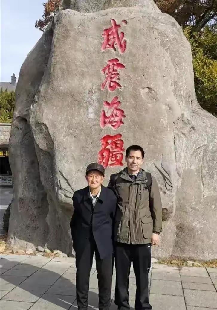 接过那半碗温米汤，董栋小把手在衣服上蹭了又蹭，才小心托着碗，用勺尖一点一点往孩子