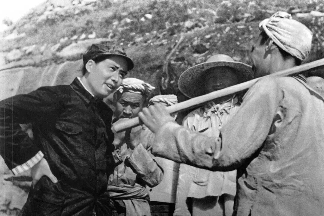 1939年，延安杨家岭，毛主席和当地的农民亲切的交谈。 ​​​