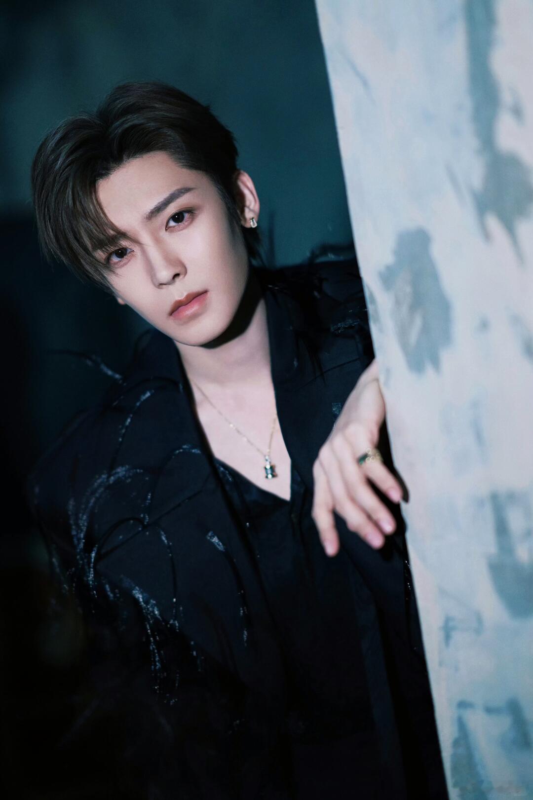 侯明昊黑色流苏大衣侯明昊身穿黑色流苏大衣出席微博视界大会，帅得我一整个流口水了。