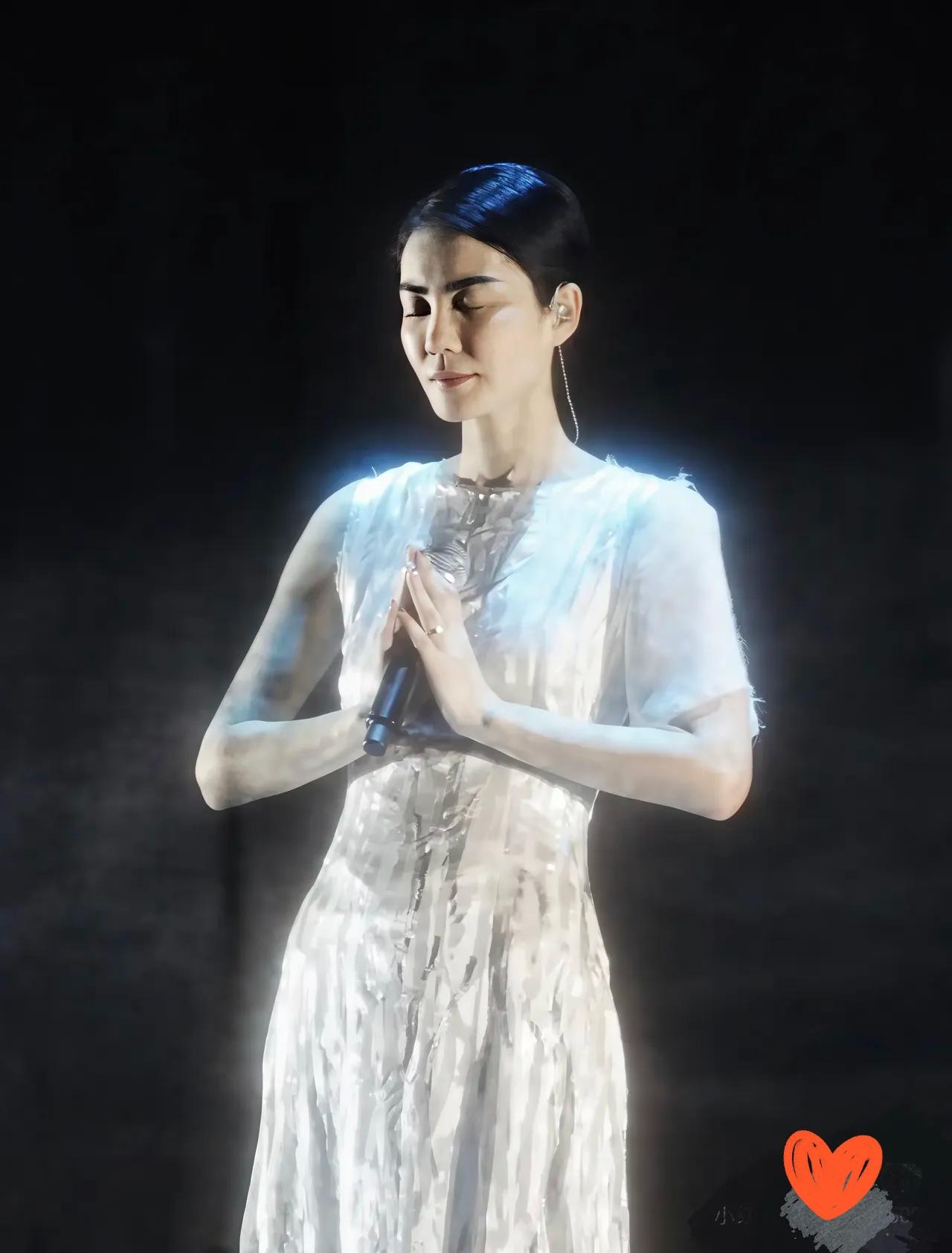 王菲都已经快60了，为什么还要上春晚唱歌？
原因很简单，
不是因为她要开演唱会了