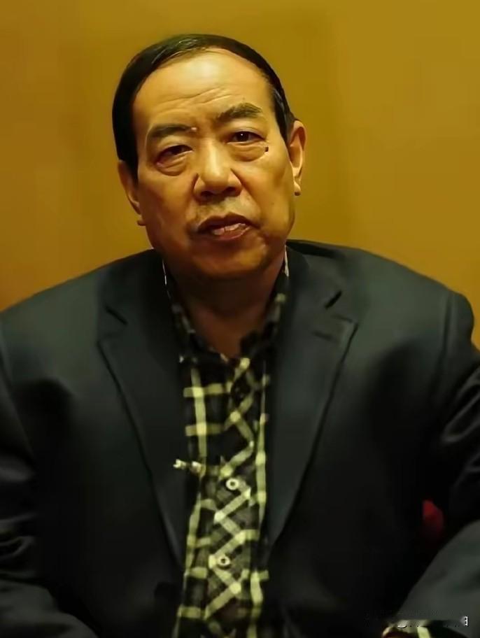 贾平凹的两个女儿
真是活成了两个极端。
大女儿写的诗全是“屎尿屁”
论文也是抄的